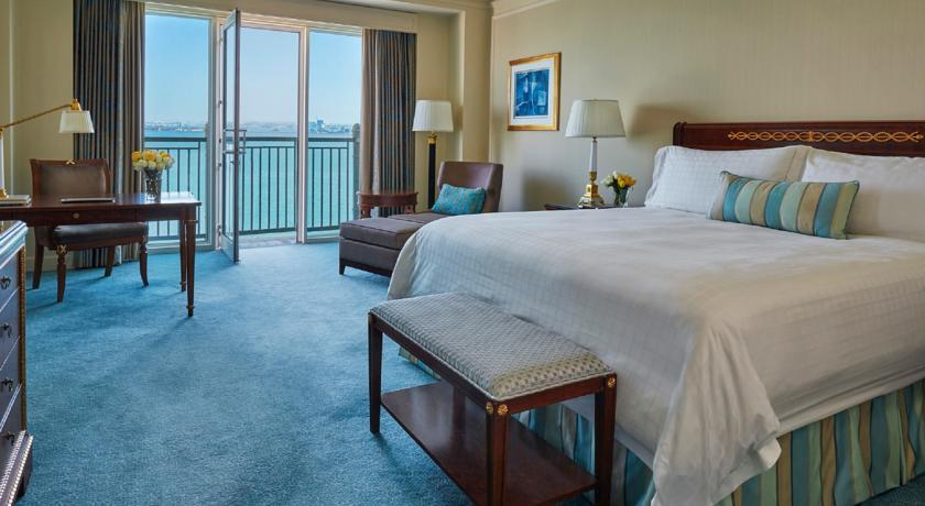 Four Seasons Hotel Doha Exterior foto A guest room at The Westin